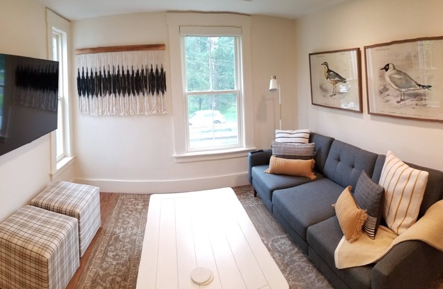 King Suite at Public House, food trucks & craft beer on site, walk to UNH & town