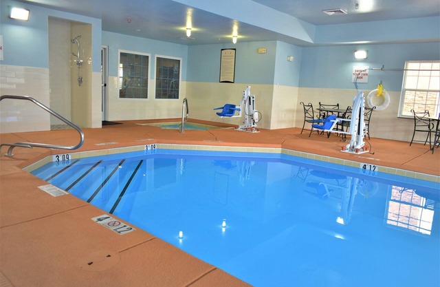 King Suite | Free Breakfast Buffet! Pool + Hot Tub Access