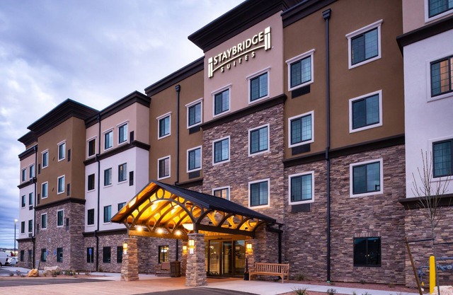 King Suite Near Dixie State University! Free Breakfast + Pool & Hot Tub Access