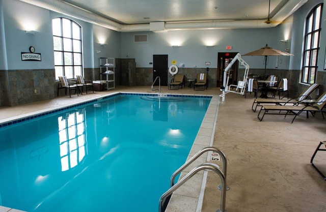 King Suite Near the University of Kentucky. Free Breakfast. Indoor Pool.