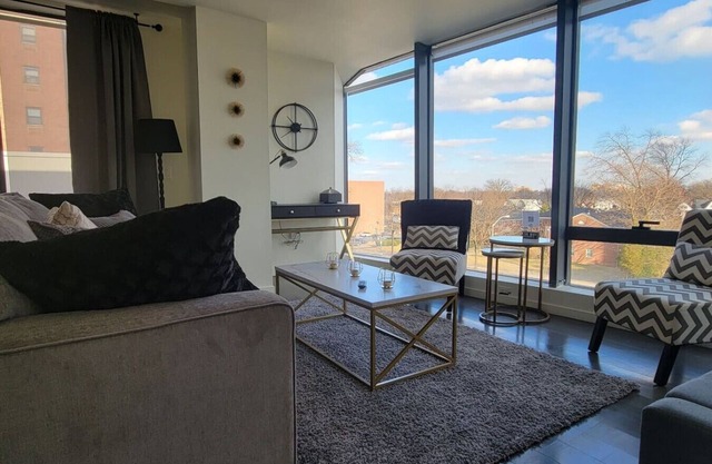 King Suite-private patio-close to NJPAC Prudential