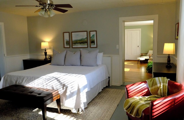 King Suite Sanctuary: Historic Main Street Charm in Downtown Palmyra
