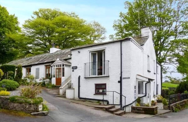 KINGFISHER BARN, pet friendly in Staveley