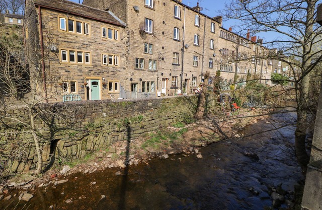 KINGFISHER COTTAGE, family friendly, with a garden in Holmfirth