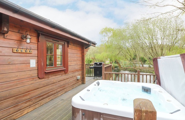 KINGFISHER LODGE, character holiday cottage in Badwell Ash