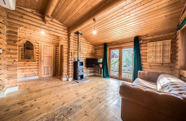 Kingfisher Lodge and mooring on the River Ouse