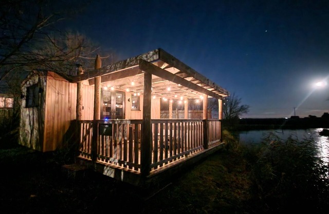 Kingfisher - Luxury Shepherd's Hut with Private Hot Tub