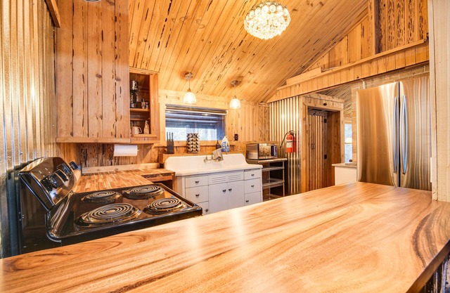 Klamath Falls Cabin w/Private Sauna & Fire Pit!