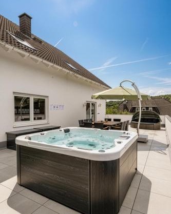 Kleeoase - Luxus Apartment- Jacuzzi - Dachterrasse - Kochinsel - See in 10 min