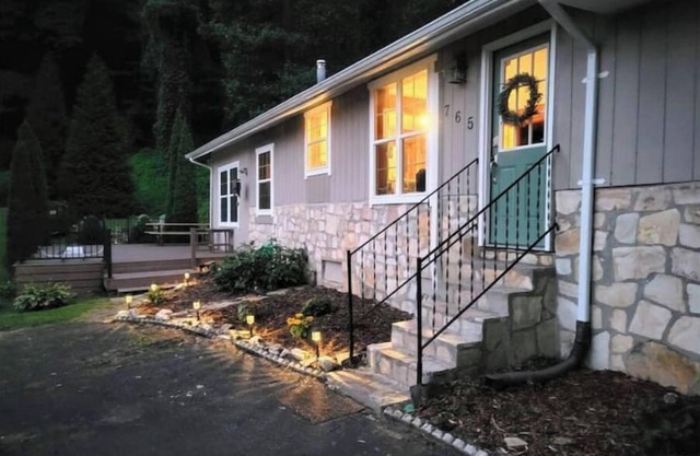 Knotty & Nice Cottage Mountain Views, Near Tail of the Dragon, & Fontana Village