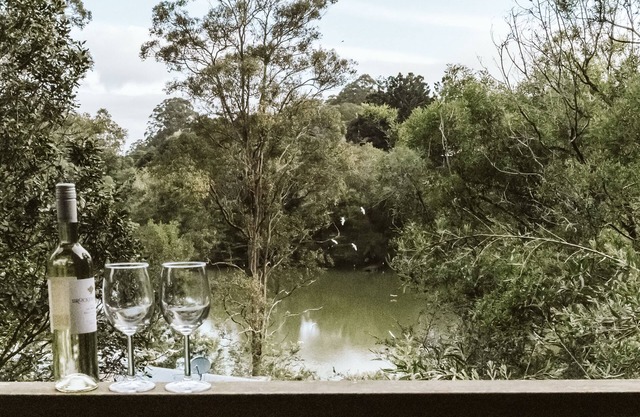 Kookaburra Cottage - 2 Bedroom, 2 Bathroom Cottage with Lake View