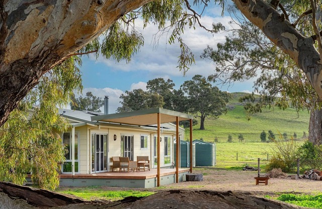 Koolbury Cottage. Farmstay Valley Retreat