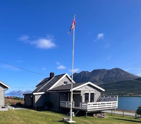 Koselig hus nær sjø og fjell