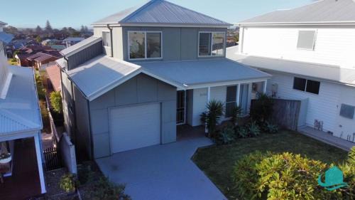 Kove at Caves Beach- Beach and pool access