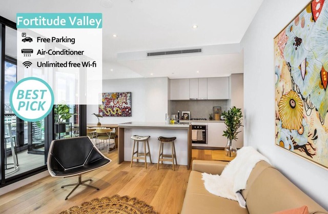 KOZYGURU | Fortitude Valley | Designer Grade 2 BED APT | Free Parking | Peppers
