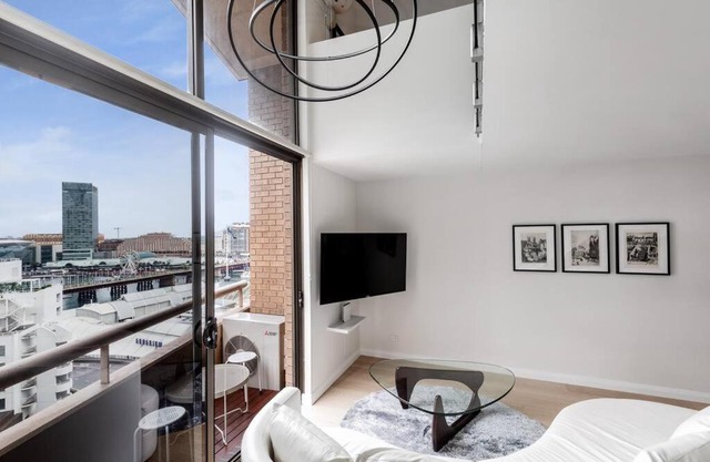 KozyGuru Sydney CBD Harbor View Loft with Parking