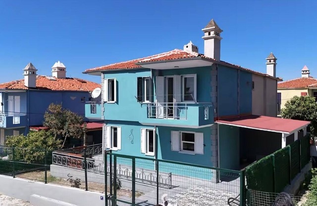 Kuşadası'nda Merkezde ve Denize 5 Dakika Şık Villa