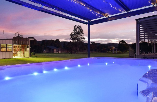 Kulang Cottage near new with Plunge Pool & Hot Tub and on the fringe of Broke Village