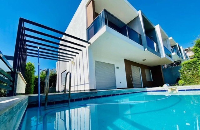 Kusadası'nda muhtesem havuzlu private villa ZETA B4