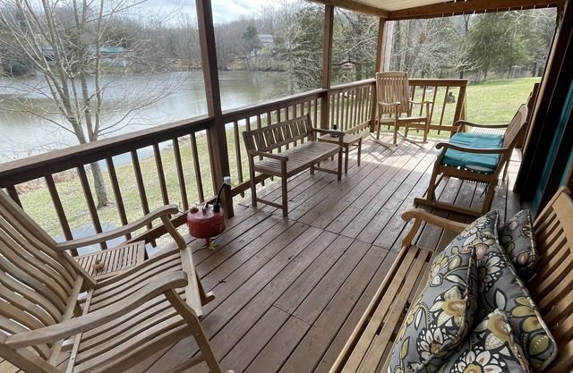KY BOURBON TRAIL LAKEFRONT HOUSE WITH DOCK SLEEPS 8! Year round Hot tub!