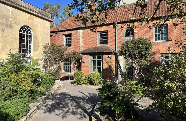 KYLEMORE, pet friendly, character holiday cottage in Glastonbury