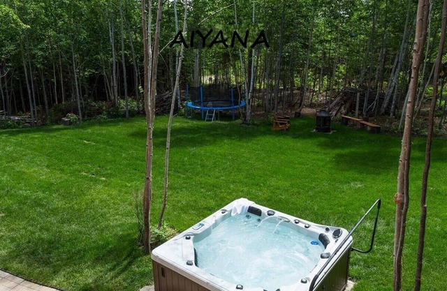 Luxurious cottage with hot tub, pool table near ski slopes Charlevoix