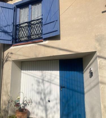 "L'Echapée Belle" Maison de village climatisée de 45m2 à proximité de Carcassonne,1 chbre à l'étage vue panoramique sur les pyrénées, cuisine équipée,1Salon,1 sdb, Wifi, Parking gratuit, Netflix,Canal sat, Fauteuil massant