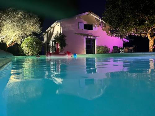 L Escale Girondine avec son spa, son sauna et sa piscine privative