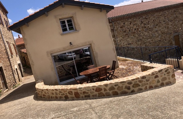 "L'Estanco warm village house