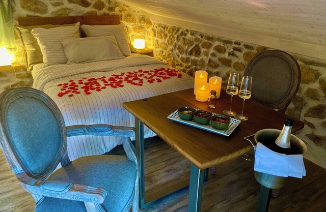 Laissez Vous Tenter par une Nuitée Romantique Avec Bain Nordique Privatif!