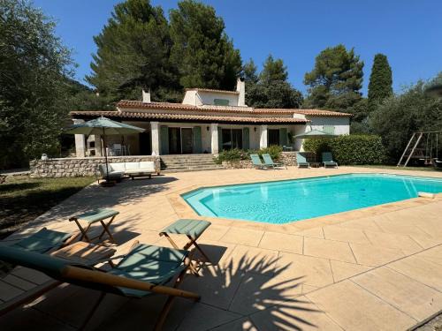 L'Oliveda - complètement climatisée, piscine, calme, proche commerce et lac, ski à 45min