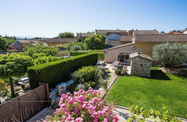 L'Oustau de Famiho Air-conditioned gite in renovated farmhouse near Avignon swimming pool