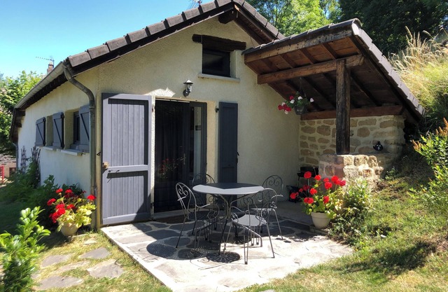 LA BERGERIE CHARMING GITE WITH SWIMMING POOL