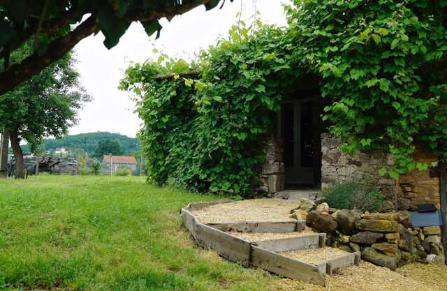 La Bergerie en Périgord Noir, 1 bedroom stone cottage with terrace and pool
