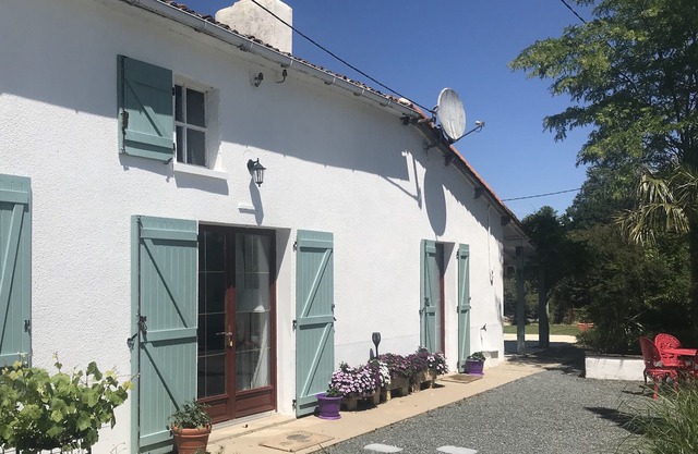 La Blatière Farmhouse-pool, sauna&gym-games room.Rural setting close to it all.