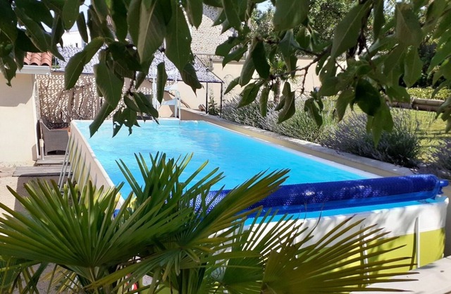 La Brivadoise, pleasant townhouse with swimming pool