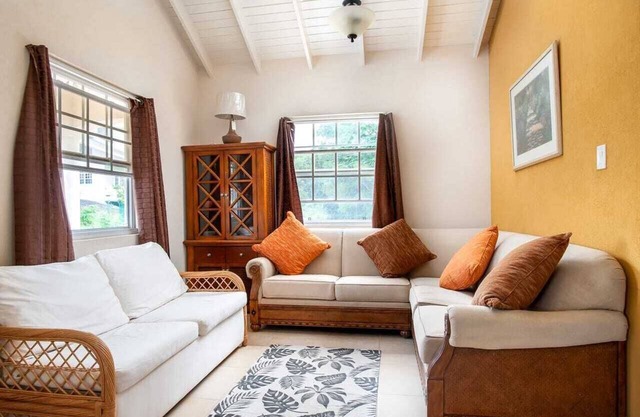 La Buena Vida yes The Good Life in this Three bedroom 2 bathroom bungalow