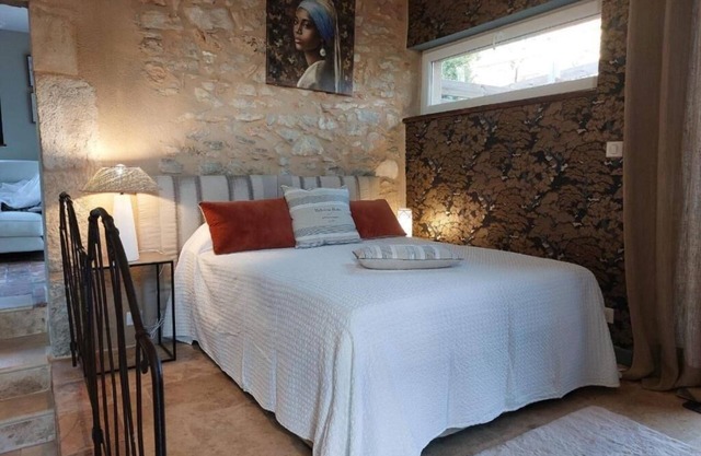 La Cachette des Amoureux, Charming Stone House with Jacuzzi