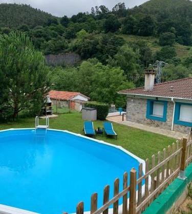 LA CASA AZUL, un oasis de calma, vistas impresionantes con PISCINA, SALTADOR, BARBACOA y acceso al río Asón