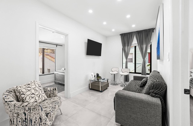 La Casita @MÍA Design District 2BR/1BA Free Parking-Private Fence Patio-Hot Tub