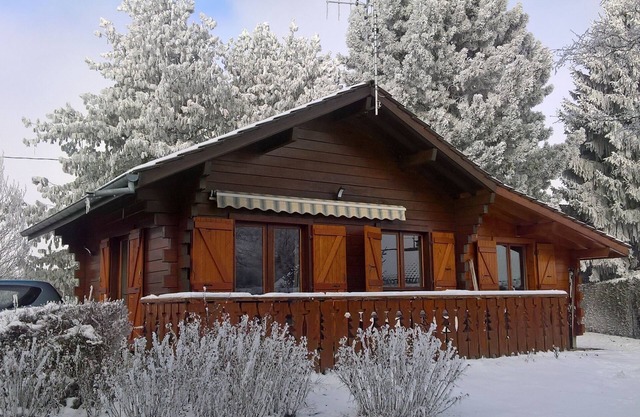 "LA CHENEAU" Detached chalet and mature garden