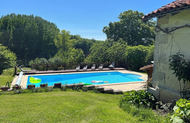 LA COLLINE DE TILLEUL - apartment with swimming pool near Aubeterre, TRANQUILITY