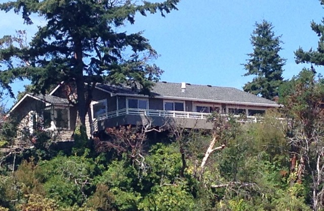 LA CONNER BENTON STREET RETREAT - IN-TOWN - 3 BLOCKS TO EVERYTHING AND VIEWS! !