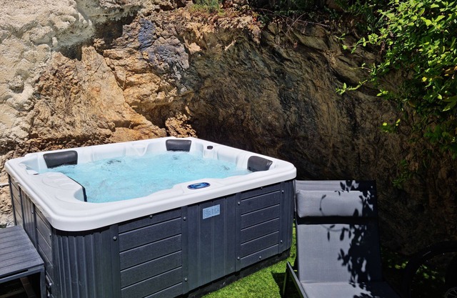 La Demeure des Glycines with Jacuzzi