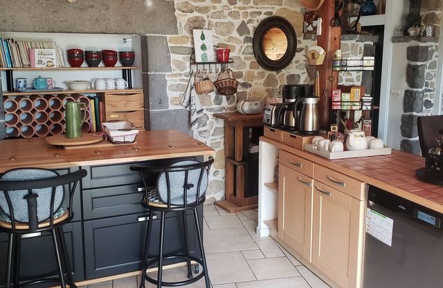 La Dorlotte charming house swimming pool 6 pers Mirefleurs near Clermont-Frd