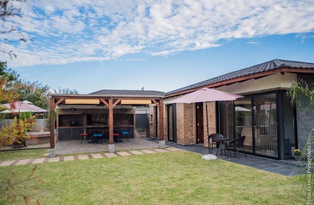 La Esquina - hermosa casa en Termas del Daymán con Piscina