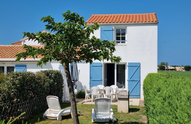 "La Fautaise" house in residence with swimming pool, near beach.