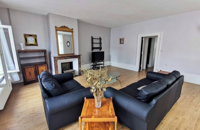 La grande Hesdinoise - sleeps 6 near the square and its shops