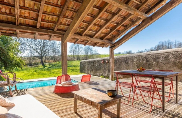 La Grange: Between sea and mountains, spacious gîte with private pool.
