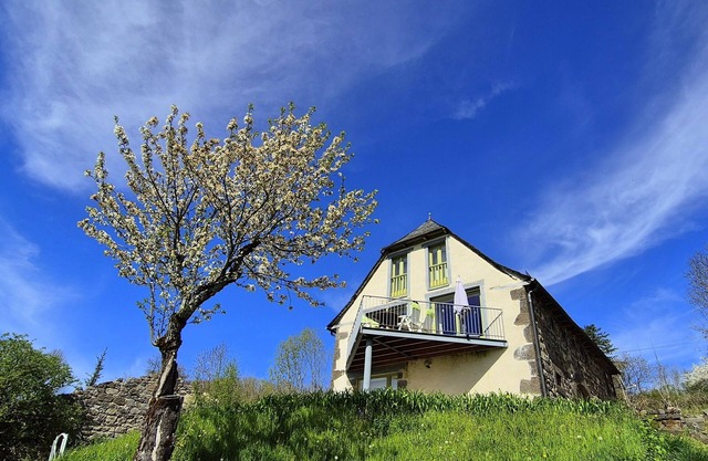 La Grange, a tranquil retreat filled with modern touches, near Mur de Barrez